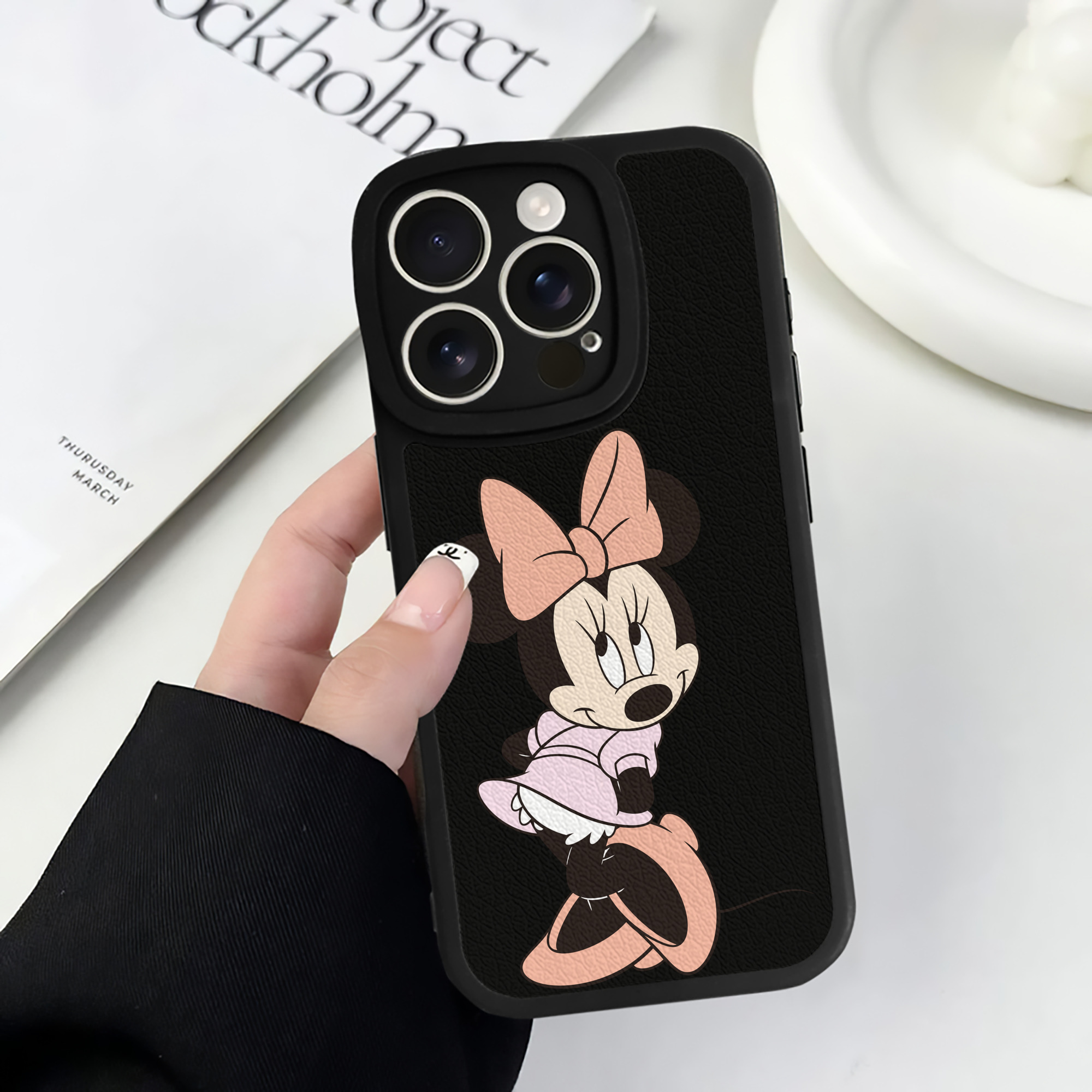 （画像用） ミッキーマウス Mickey Mouse 【iPhone 16シリーズ対応】シリコンスマホケース（レザー調） 材質：シリコン